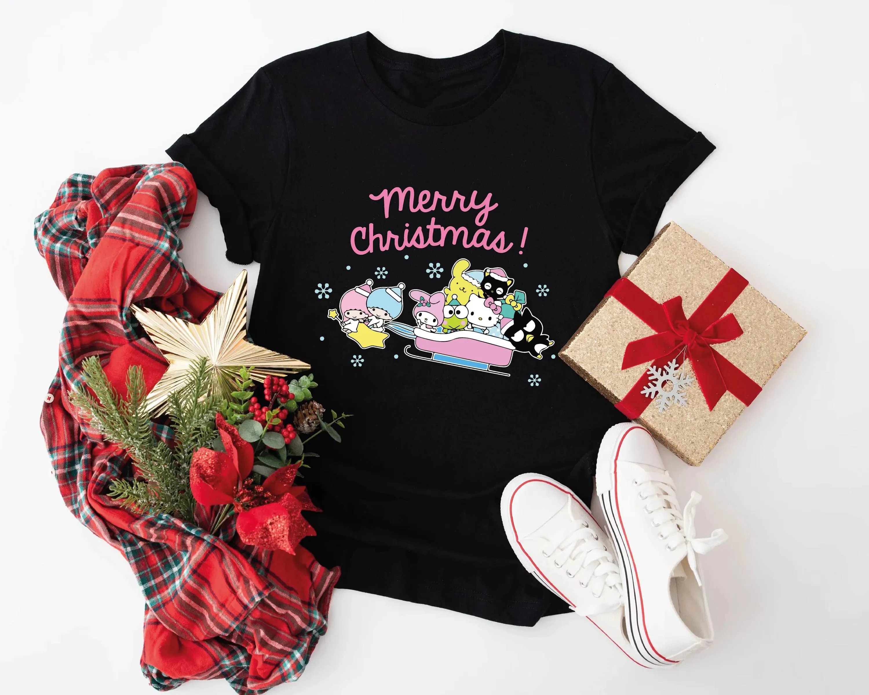 Camiseta de Hello Kitty y sus amigos de Feliz Navidad para hombres y mujeres, camisetas bonitas Kuromi, regalo Y2k de gran tamaño, camiseta de Manga de Anime de Feliz Navidad
