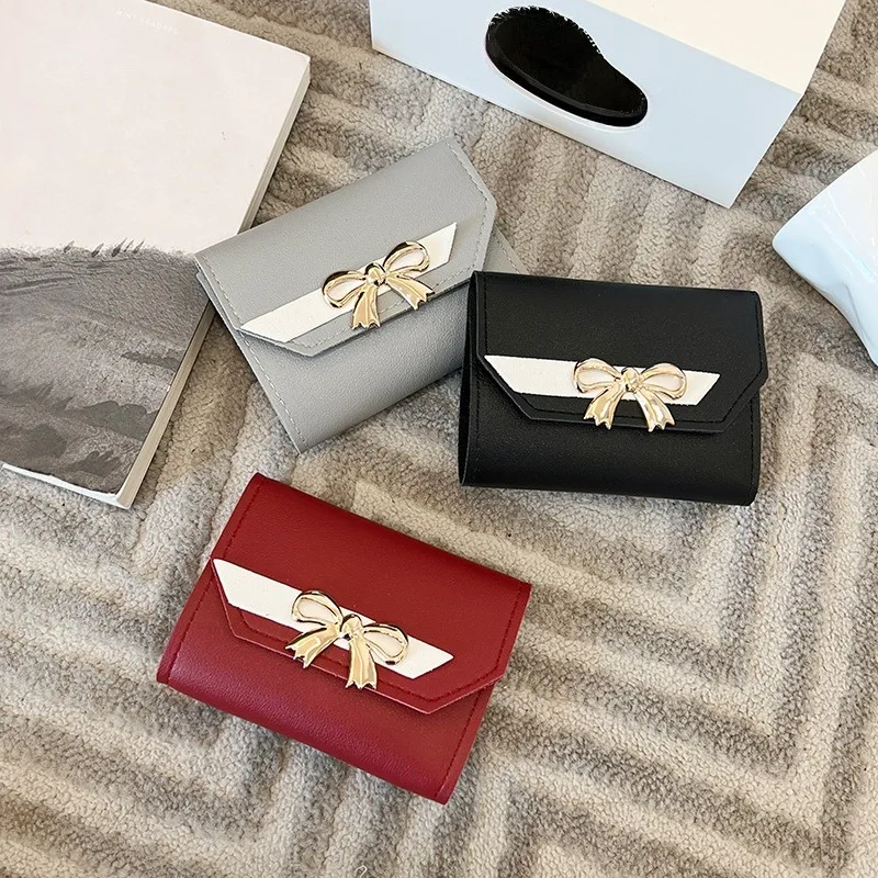 Kurze Damen-Geldbörse, niedliches Metall-Schleifenmuster-Design, Mädchen-Geldbörse mit Reißverschluss, Damen-Ausweis- und Kreditkartenetui, PU, kleine Clutch, schick