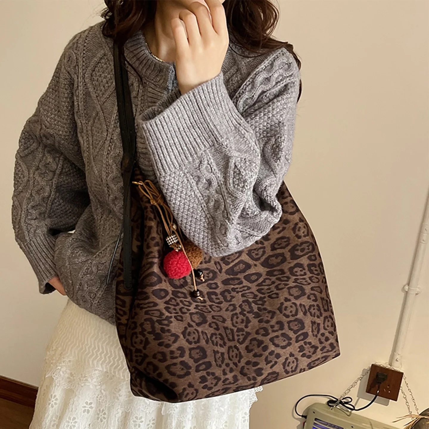 

Large Capaci Leopard Print Women's Bag 2025 New Casual Single oulder Crossbody Bag Frosted Retro Commuting Tote Bag