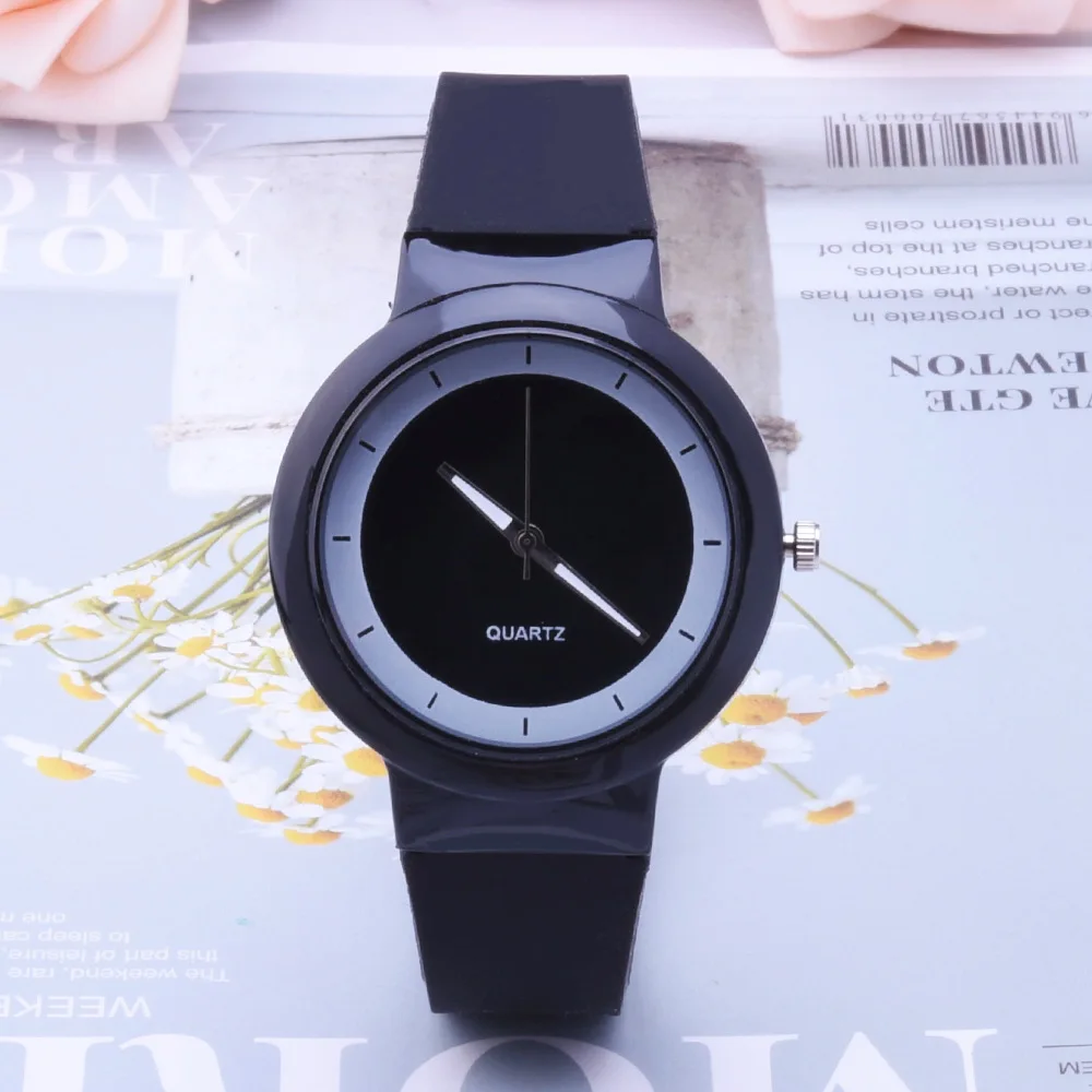 Fashionable, simple, fresh, fluorescent green silicone strap, versatile decoration, men's and girls' quartz watch
