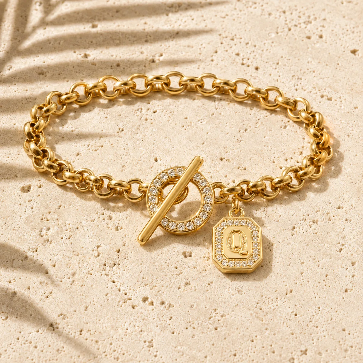 Vergoldete Personalisierte Initialen-Charm-Armbänder für Damen und Herren mit Kubischem Zirkonia und Knebelverschluss - Schmuckgeschenk für den Alltag – Detail 20
