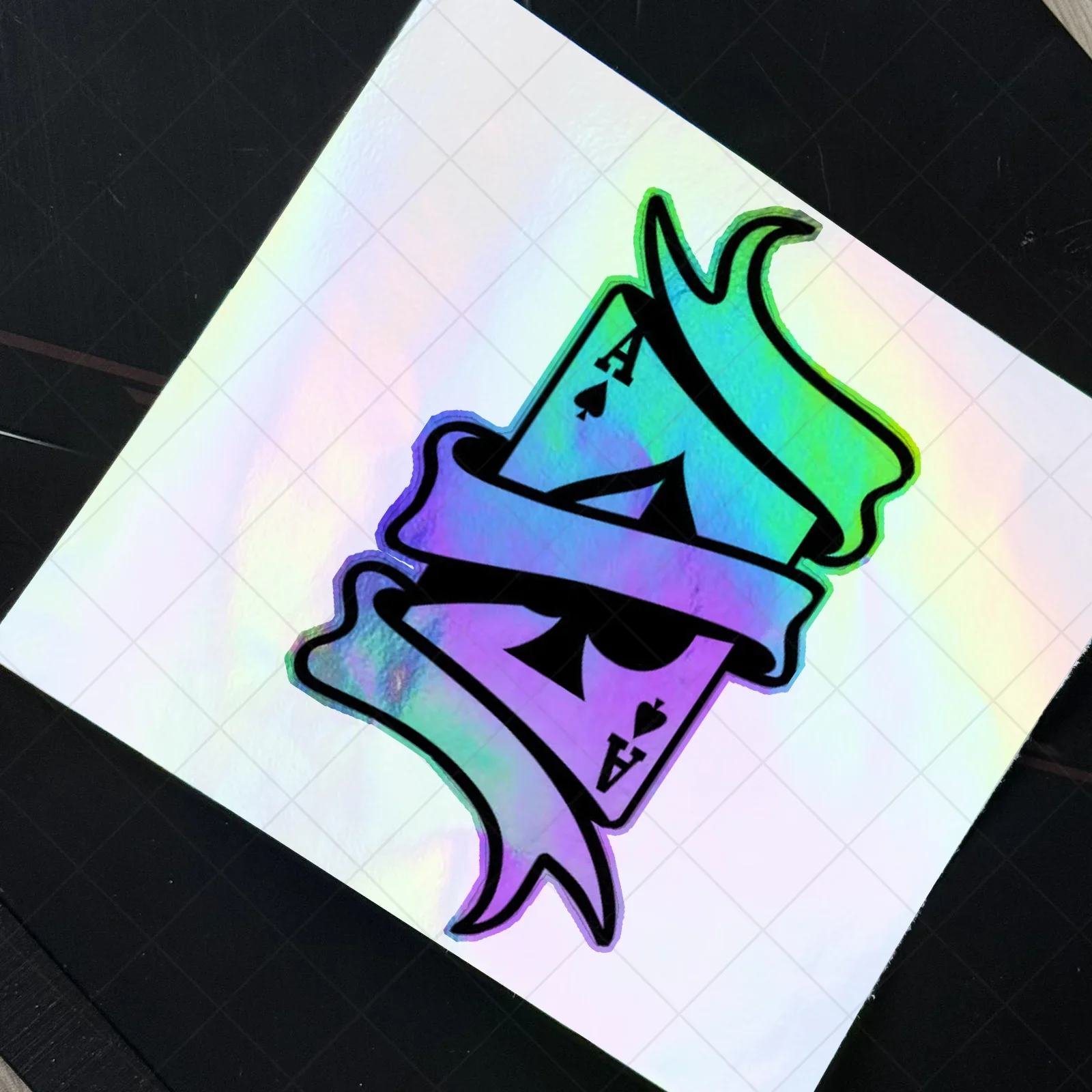 1 szt. Holograficzna naklejka na kartę do gry - Wysokiej jakości winyl na laptopa, telefon i butelkę na wodę - Zdejmowalna, przyciągająca wzrok dekoracja