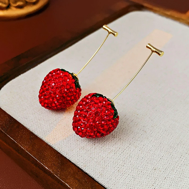 Sweet Strawberry Stud Earrings for Women Shiny Red Rhinestone Fruit Pendant Earrings Temperament Charms Party Wedding Jewelry