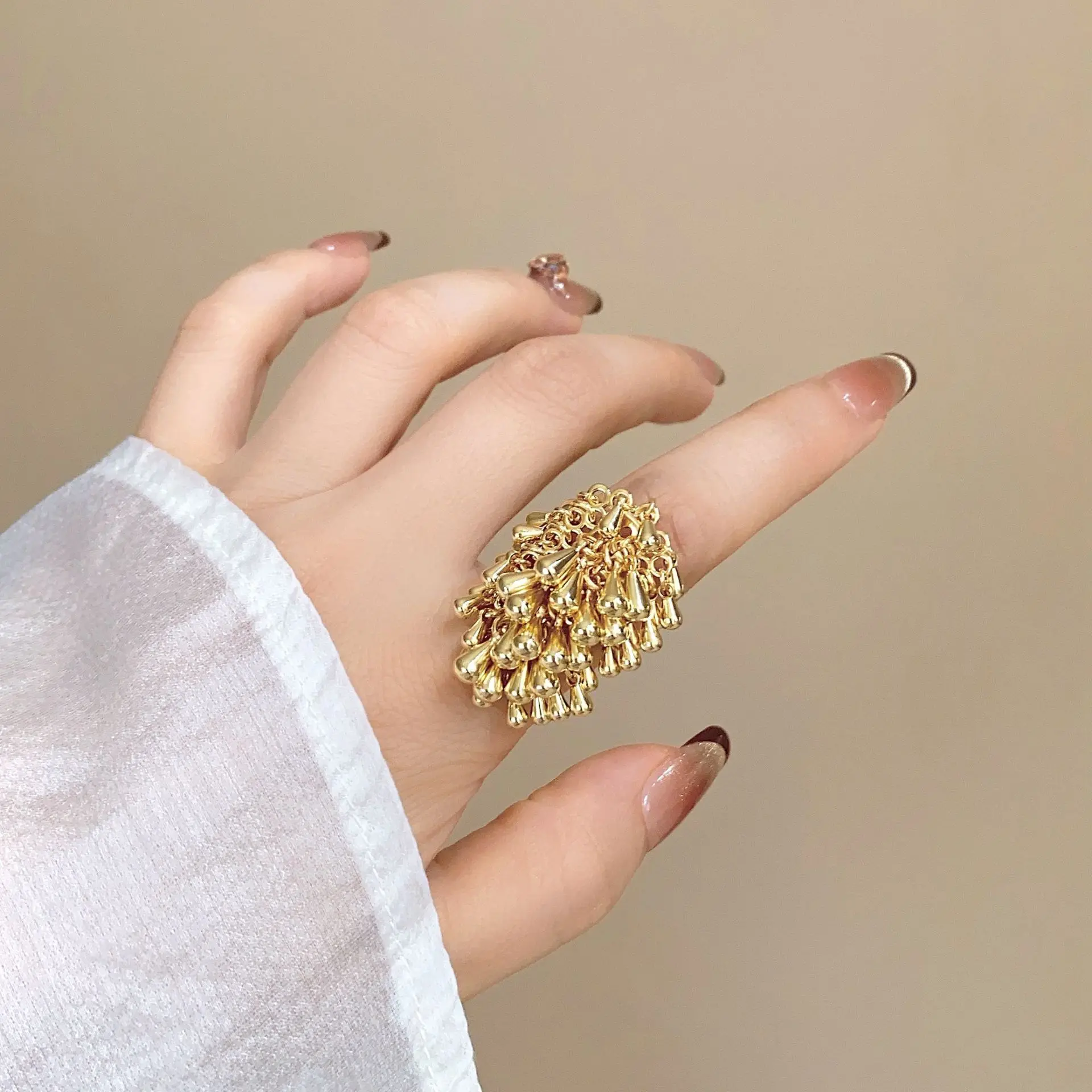 Vintage Metal Tassel Pendant Open Ring Exaggerated High-End Statement Rings For Women Trendy Street Shooting Party Jewelry Gift