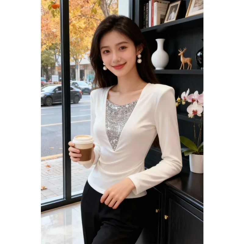 

Женская блузка с длинным рукавом - V-образный вырез с пайетками, с подкладкой на плечах