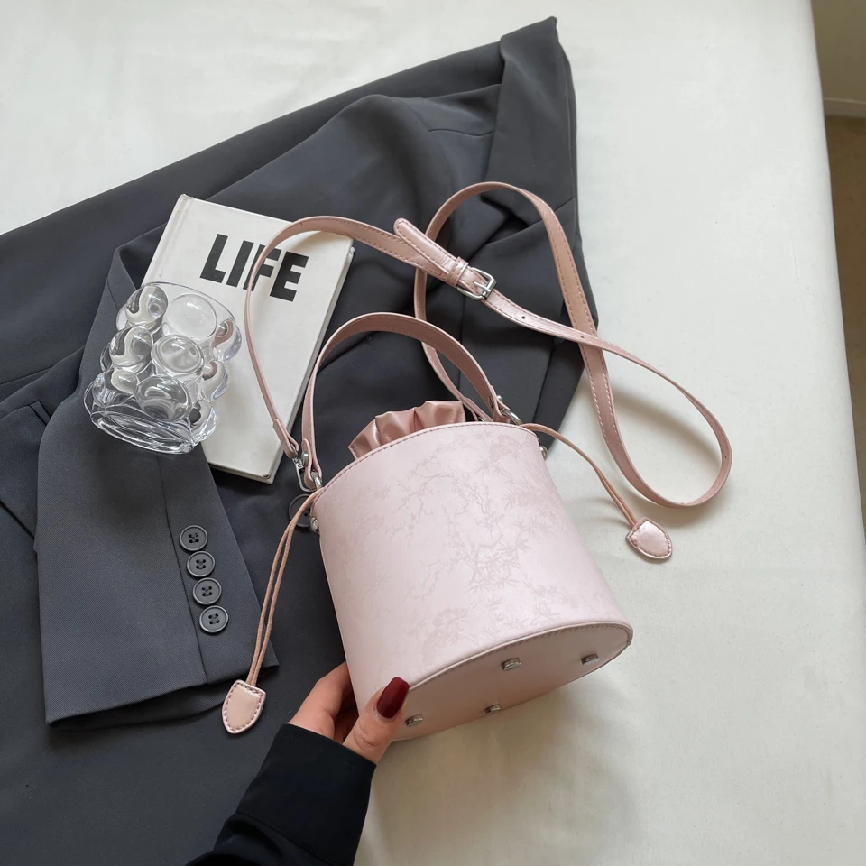 High quality PU material, gradual classic color, fashion casual trend, bucket bag can be crossbody can be a single shoulder