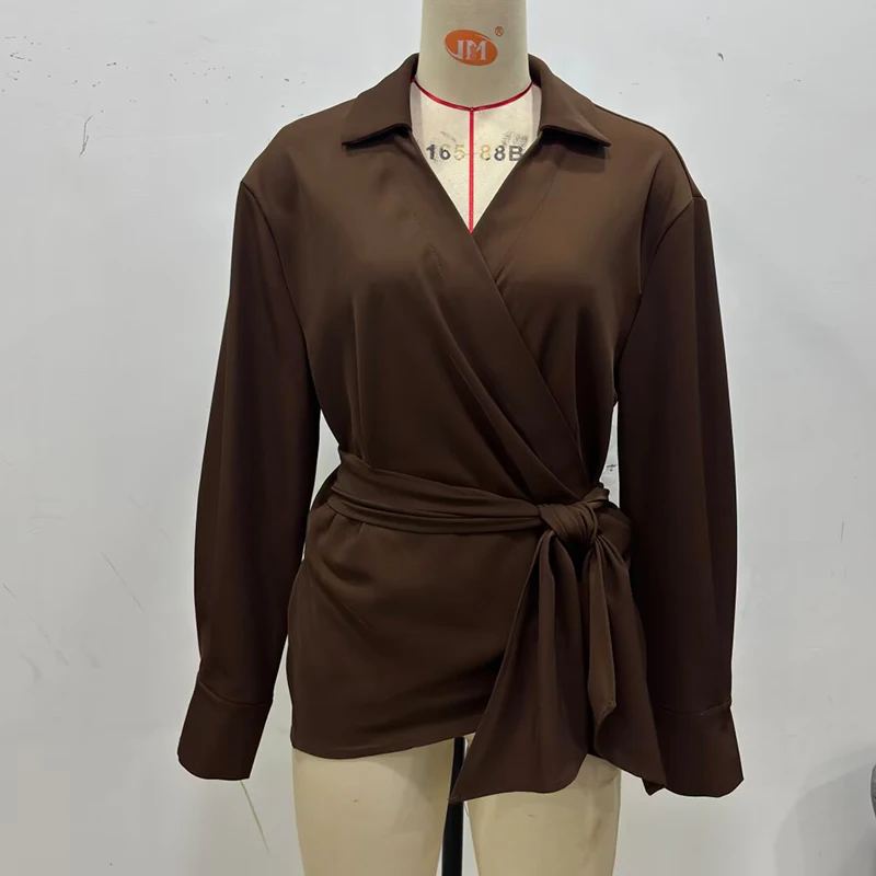 YENKYE 2026 قميص نسائي بني ثنيات بأكمام طويلة وياقة على شكل طية صدر السترة وربطة أمامية وبلوزات ربيعية قمصان نسائية ملابس خروج #3