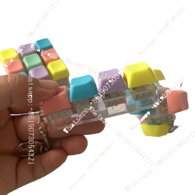 

Механический брелок-антистресс с четырьмя кнопками в виде клавиатуры