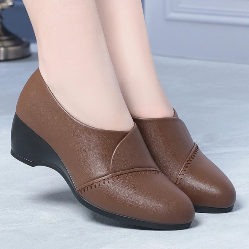 Versatile Wedge For Middle-Aged Elderly Comfortable Mom Shoes New Spring Autumn Single Shoes Women's Soft-Soled Leather Shoes