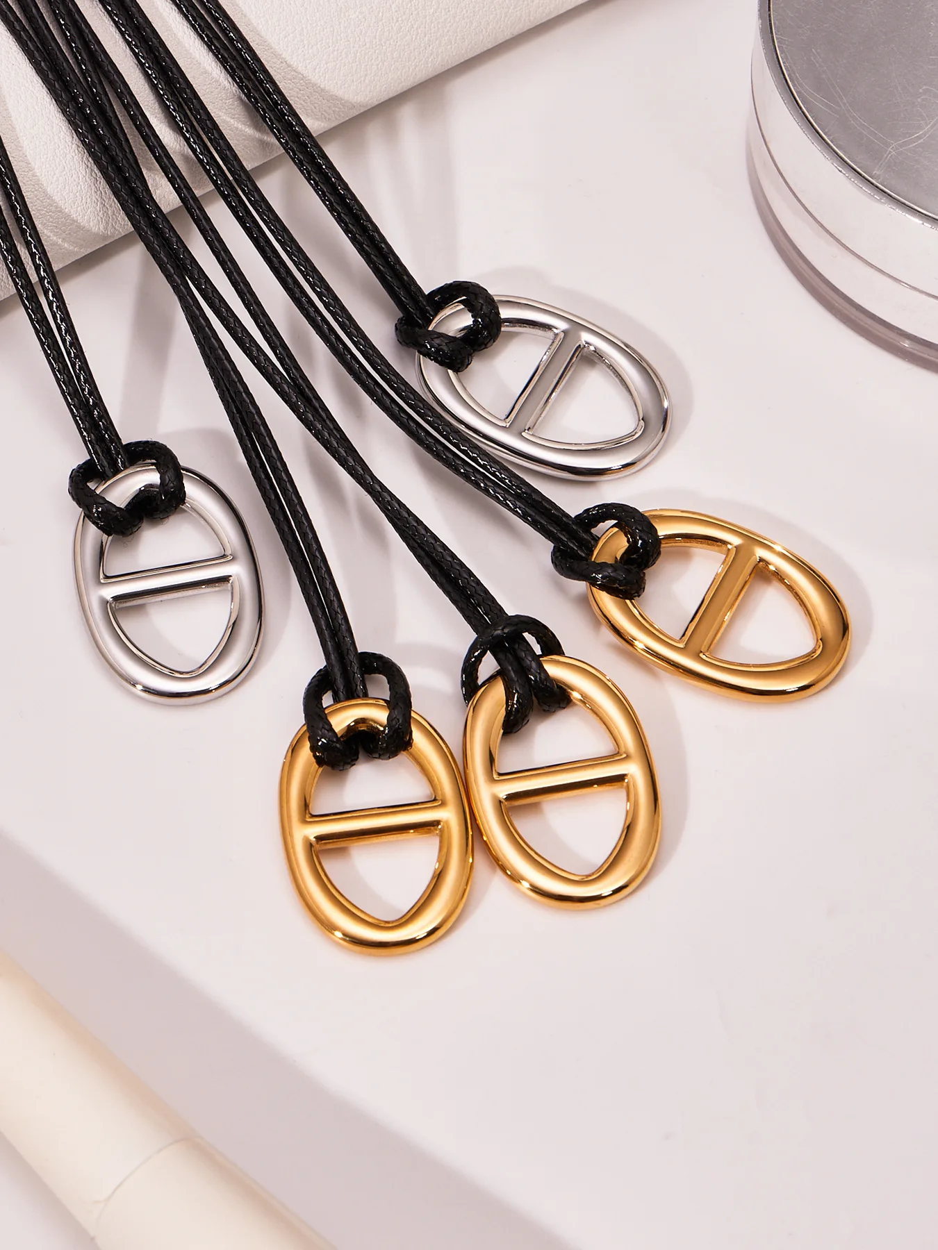 Halskette mit H-Buchstaben-Anhänger aus Edelstahl, 18 Karat vergoldet, Charm-Halskette mit PU-Seil, schwarze Lederseil-Halsketten für Frauen – Detail 9