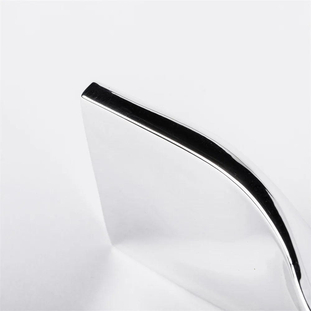 Ornamen perak berlapis putar putar