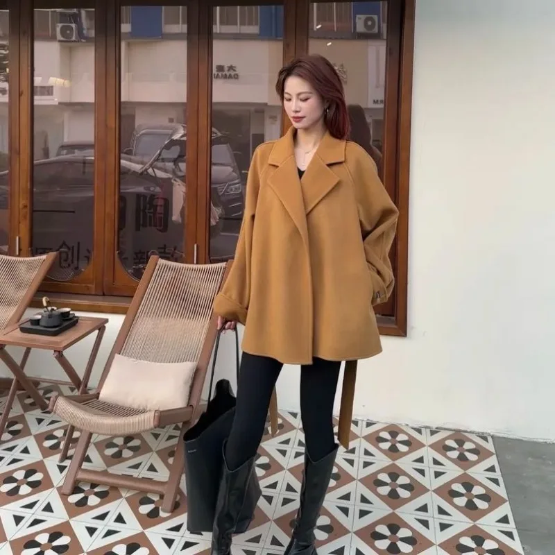 

Черная двусторонняя шерстяная куртка 2025 года, флисовое пальто, женское короткое корейское свободное и универсальное серое шерстяное пальто с поясом