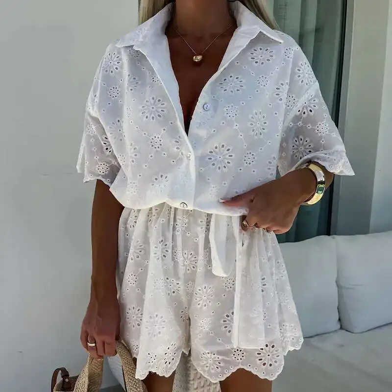 جديد الصيف الأبيض عارضة التلبيب السراويل Playsuits مثير المطرزة جوفاء قميص بذلة السيدات أزياء من الدانتل حتى عطلة رومبير