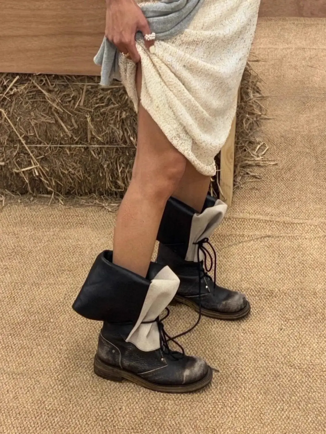 

Женские двухцветные ботинки-кроссовки на шнуровке с отворотами, прочной подошвой и дерзким повседневным стилем для активного отдыха и модных образов