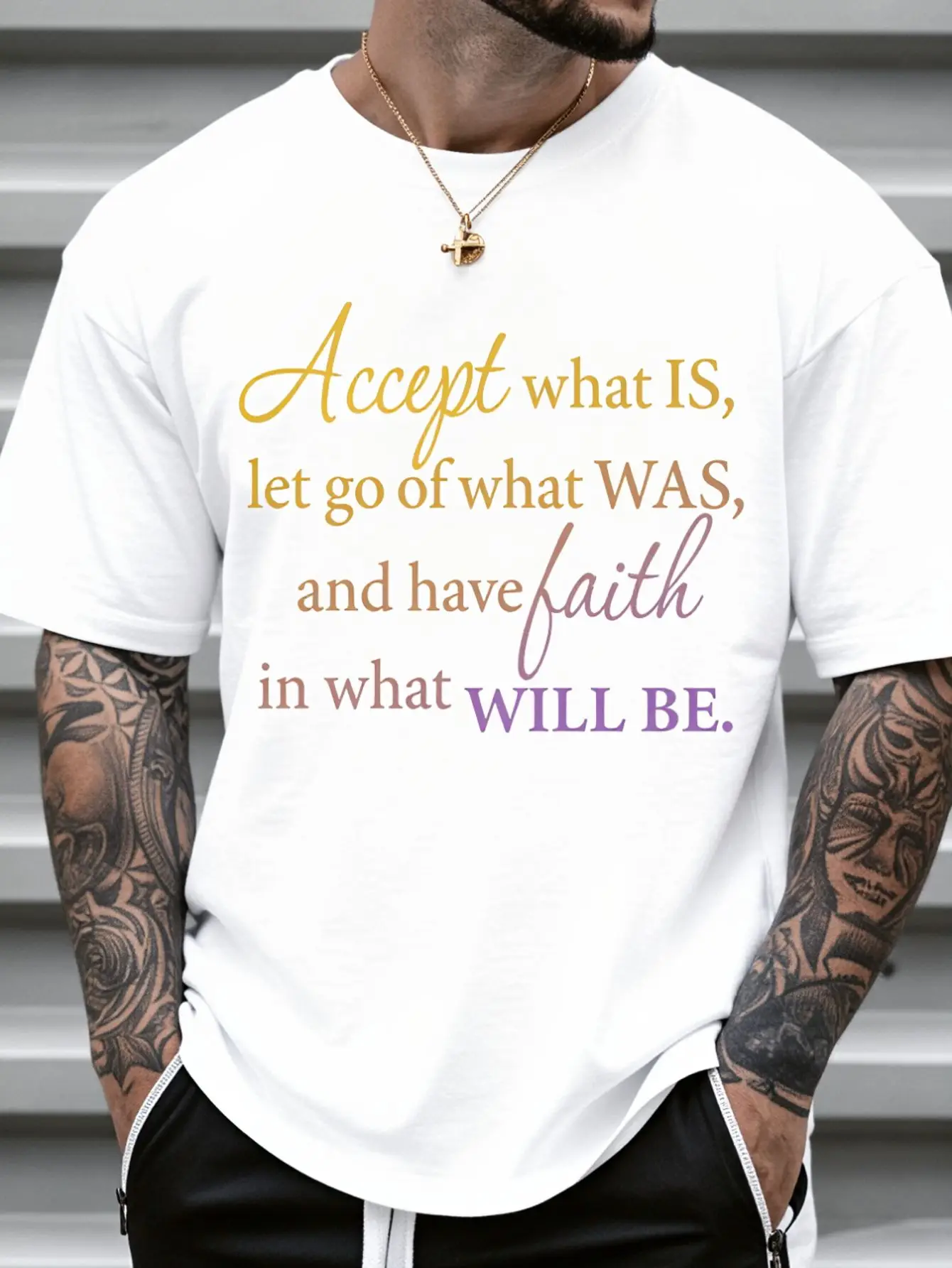 Camiseta para hombre, con cita inspiradora: Acepta lo que sucede, deja lo que fue y confía en lo que será. Camiseta con frases motivadoras para hombre, ideal para uso diario, idea de regalo. Es perfecta para regalar a amigos o familiares como regalo navideño, 220 g.