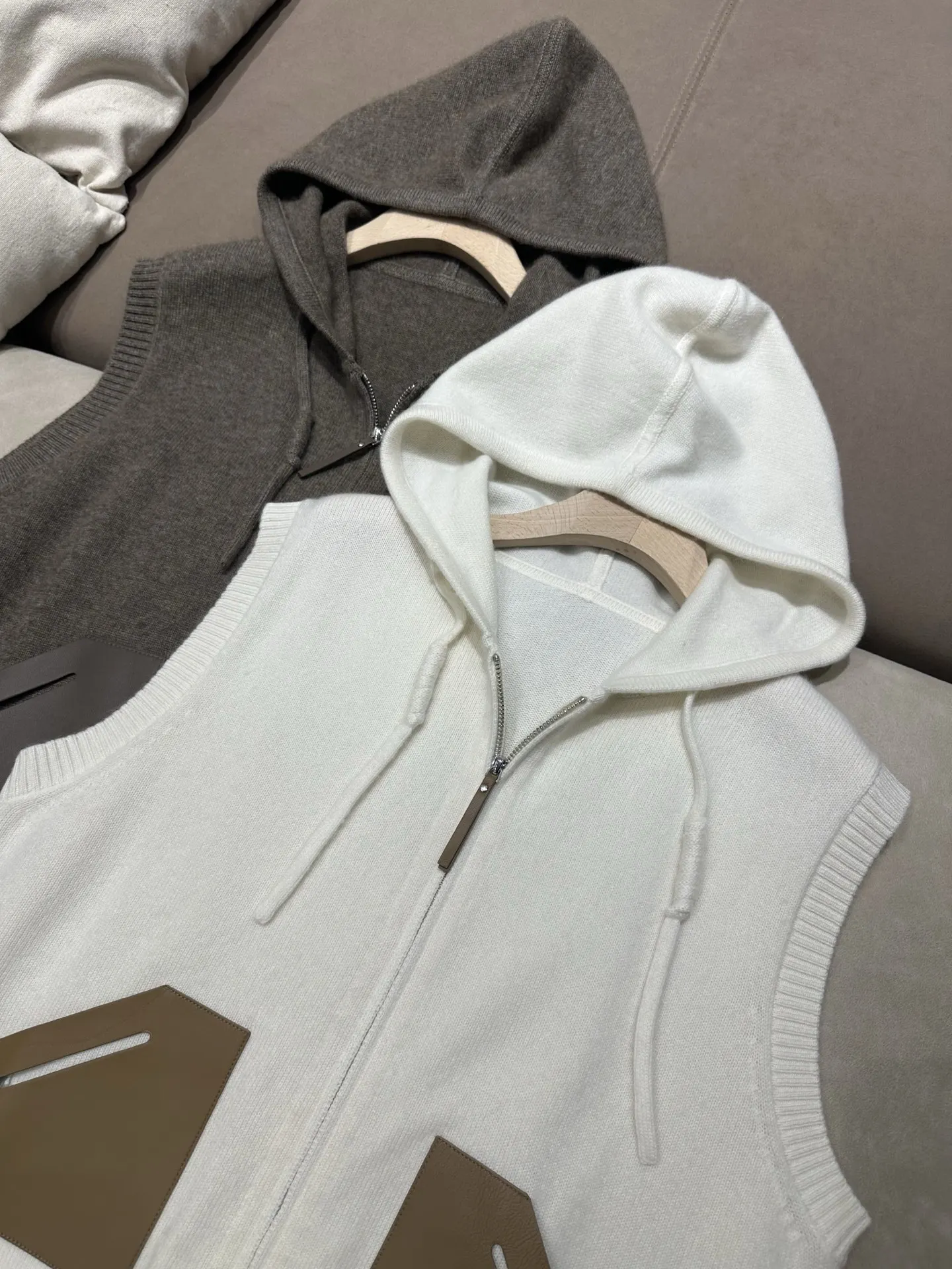 2026Women's Autumn Hooded Zip-Up Wool Knit Vest