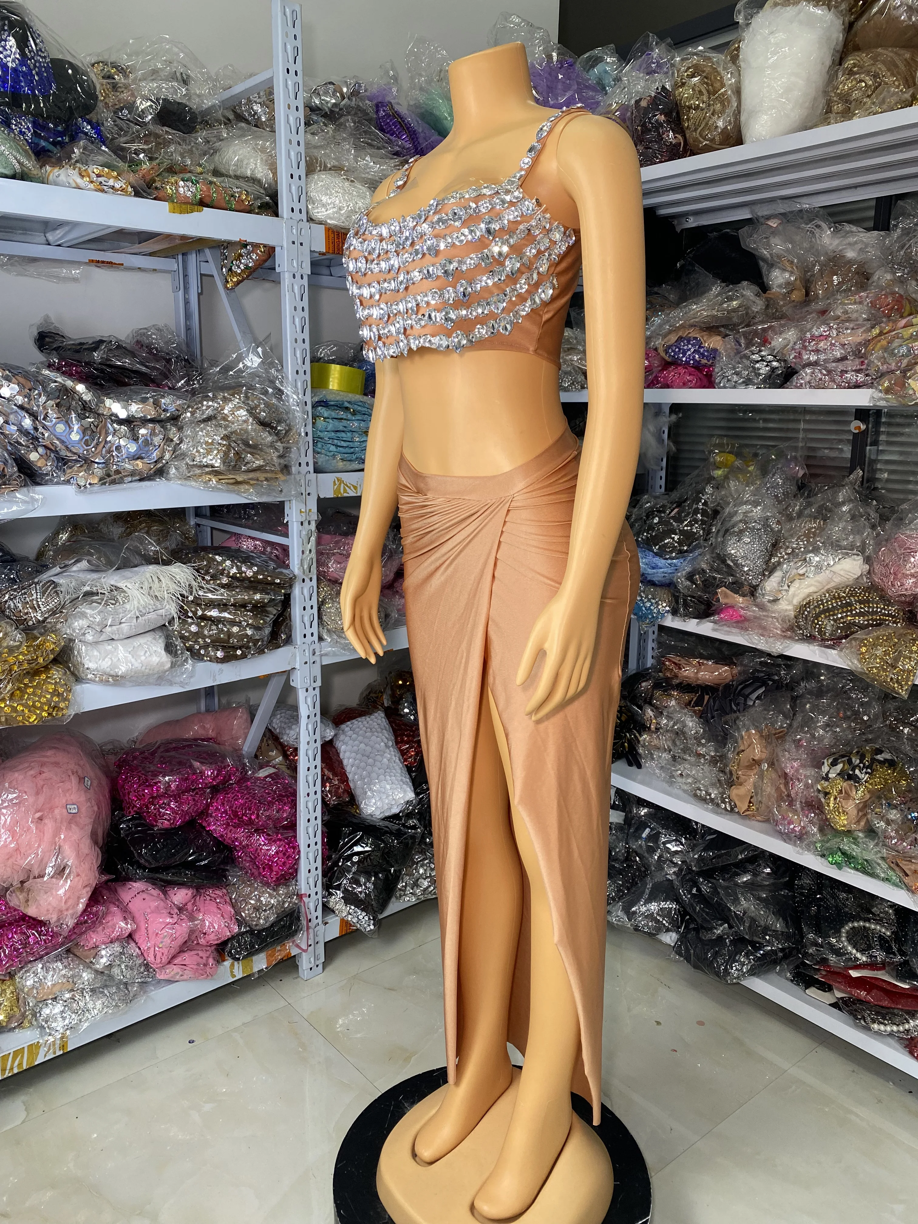 

Женское летнее вечернее платье цвета шампанского, комплекты из двух предметов, укороченный топ с кристаллами и юбка с открытыми штанинами, клубные наряды, образ для гостей