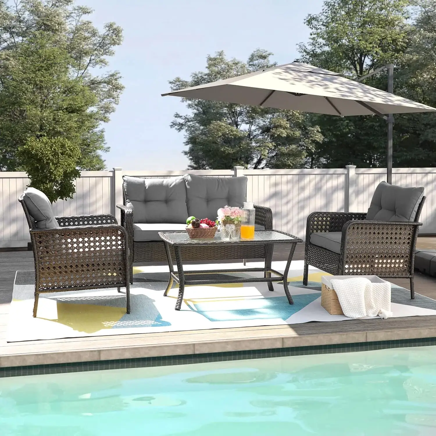 Set da patio in vimini da 4 pezzi con divanetto, tavolino da caffè, sedie per uso esterno (grigio)