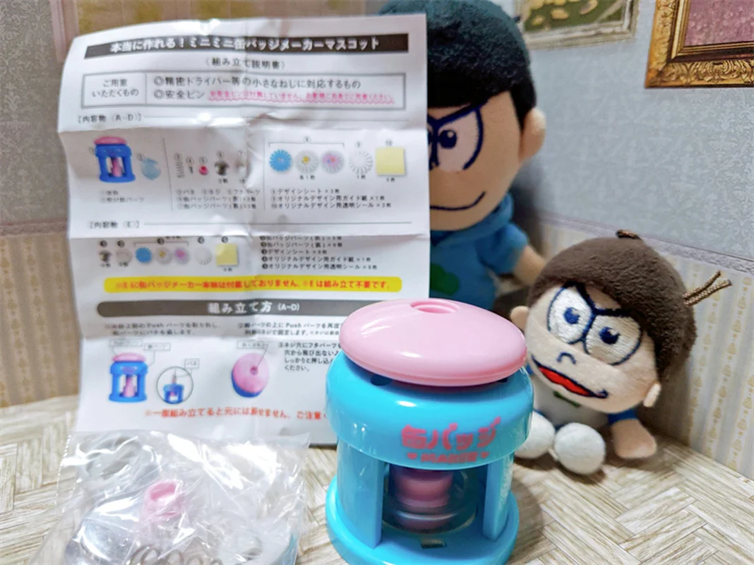 Em estoque brinquedos espíritos mini fabricante de crachá pode fazer mini emblemas anime figura brinquedos presente série modelo ornamentos