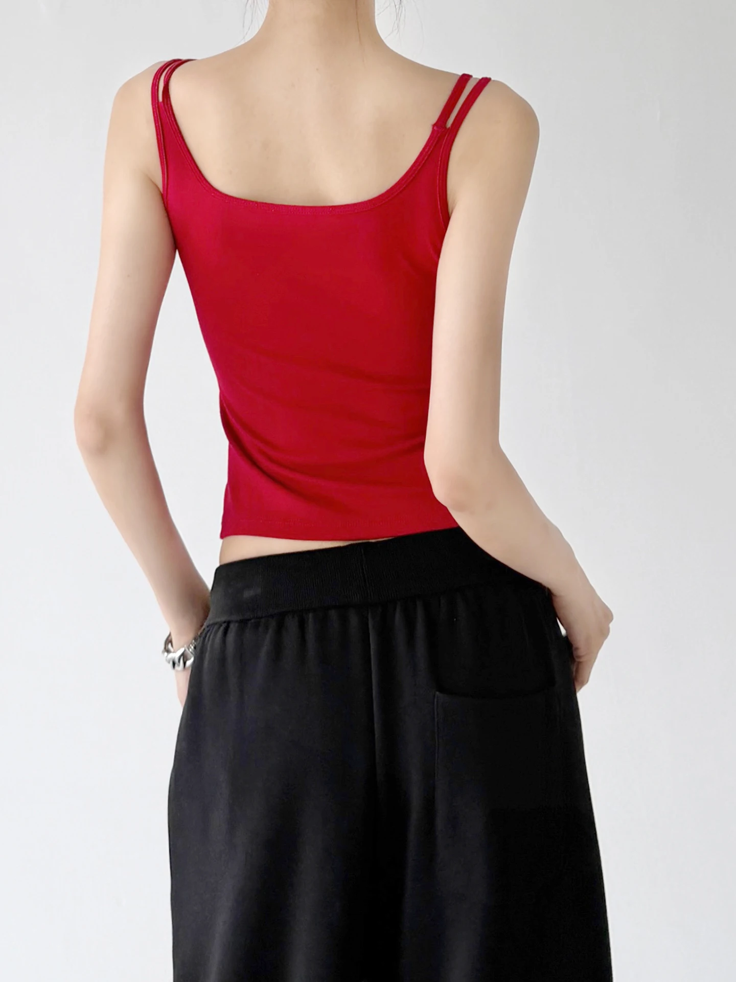 Stylish Black Button-Up Crop Top Women's Vest Slimming Trendy Summer Fashion U-Neckline Short Length Single-Button Closure