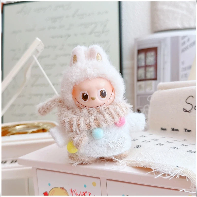 

Для Labubu, детская одежда небольшого размера, комплект четвертого поколения 4,0, белый свитер, штаны кофейного цвета, шарф, детская одежда