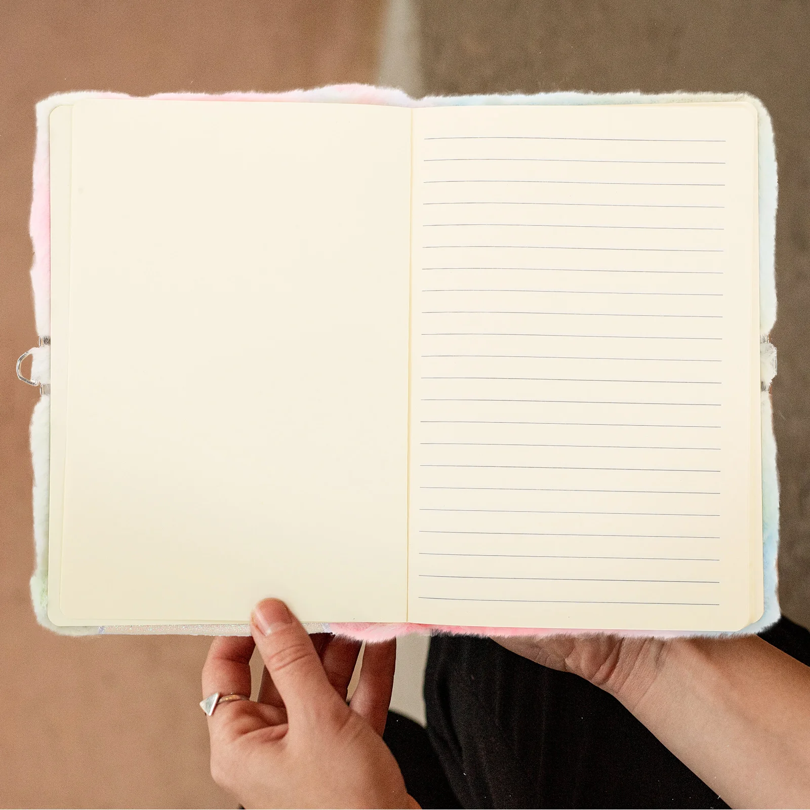 Cahier de bureau moelleux avec serrure pour filles, couverture en peluche, journal étudiant, dessin animé, papier métallique, écriture mignonne