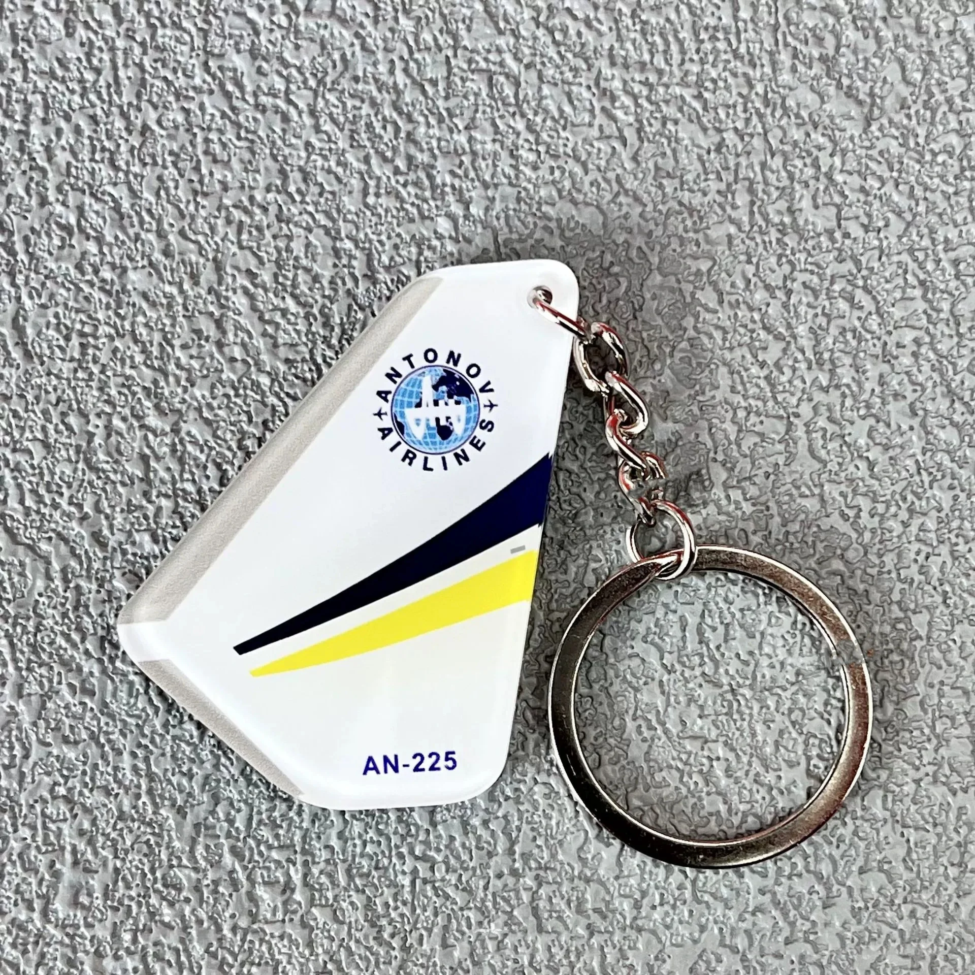 

Chinese Airline Vertical Tail Fin Keychain Aviation Souvenir Christmas Gift for Aviation Enthusiasts Decorative Collection Item