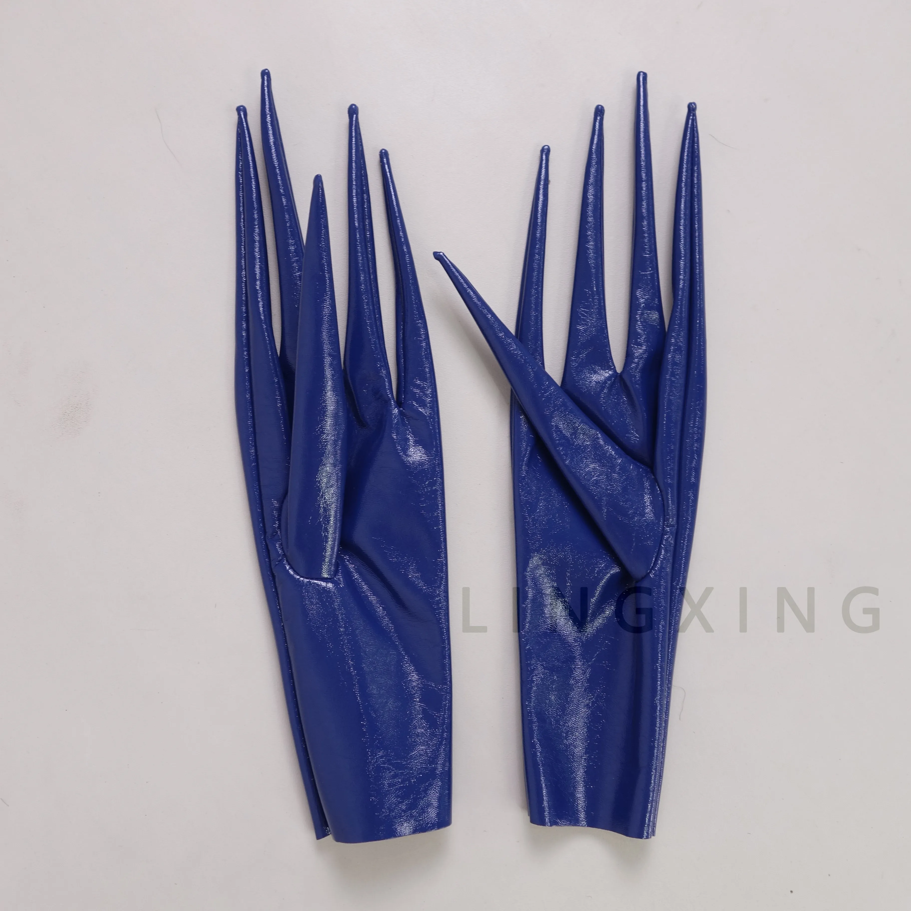 35 cm 14 Zoll spitze Fingerhandschuhe aus patentiertem Kunstleder PU mit langen Spikes an den Schultern, Armwärmer, glänzend schwarz, Pfoten-Drachenknöchel-Design – Detail 17