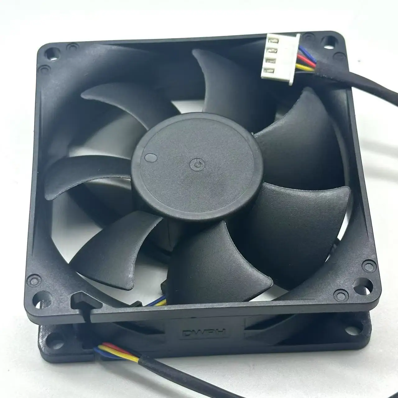 

EFC-08E12W DC 12 В 0,70 А 80x80x25 мм 4-проводной охлаждающий вентилятор для сервера