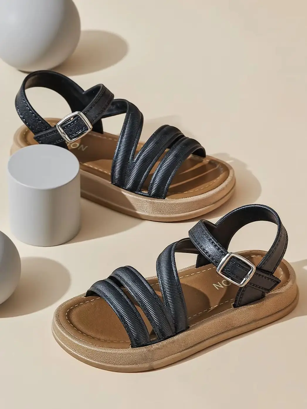

Girls' sandals are fashionable, simple and atmospheric, and can be worn without decorative sandals for outdoor activities in sum