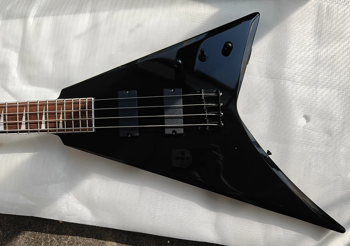 مصنع عالي الجودة رائجة البيع على شكل حرف V 4 أوتار جيتار كهربائي أسود لوح فريتس من خشب الورد أجهزة سوداء نشطة قابلة للتخصيص #2