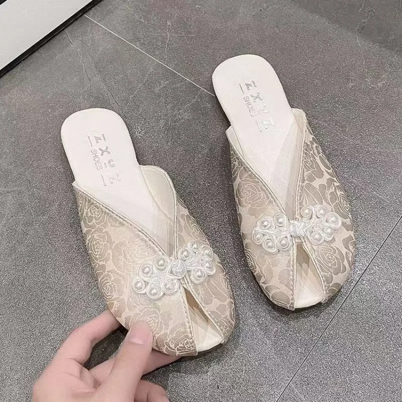 شباشب نصف مغلقة من الأمام على الطراز الصيني الجديد للنساء، البغال المسطحة الجديدة للصيف، صنادل لؤلؤ على الطراز الوطني، Hanfu