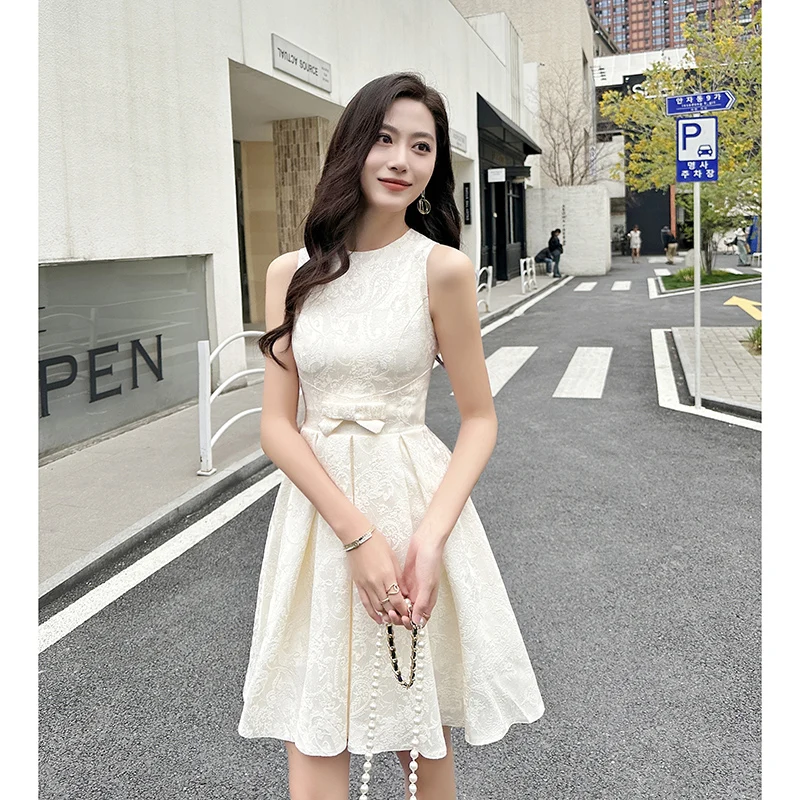 فساتين سهرة فرنسية أنيقة بمزاج اجتماعي ورقبة دائرية بدون أكمام بخصر عالٍ وفيونكة على شكل حرف a فستان قصير بطيات للنساء للصيف