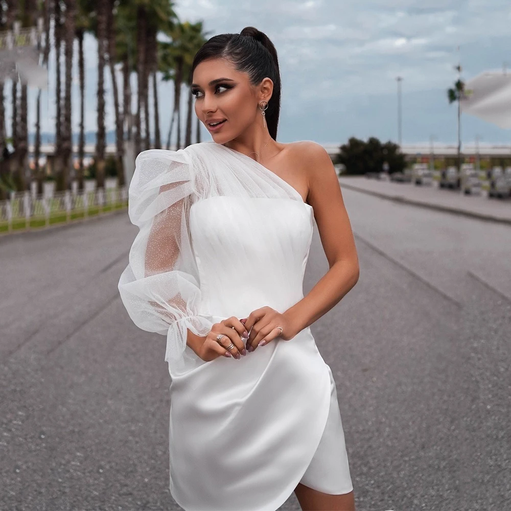 

Современное мини-короткое атласное свадебное платье цвета слоновой кости на одно плечо для женщин, свадебное платье-футляр с длинным тюлевым рукавом