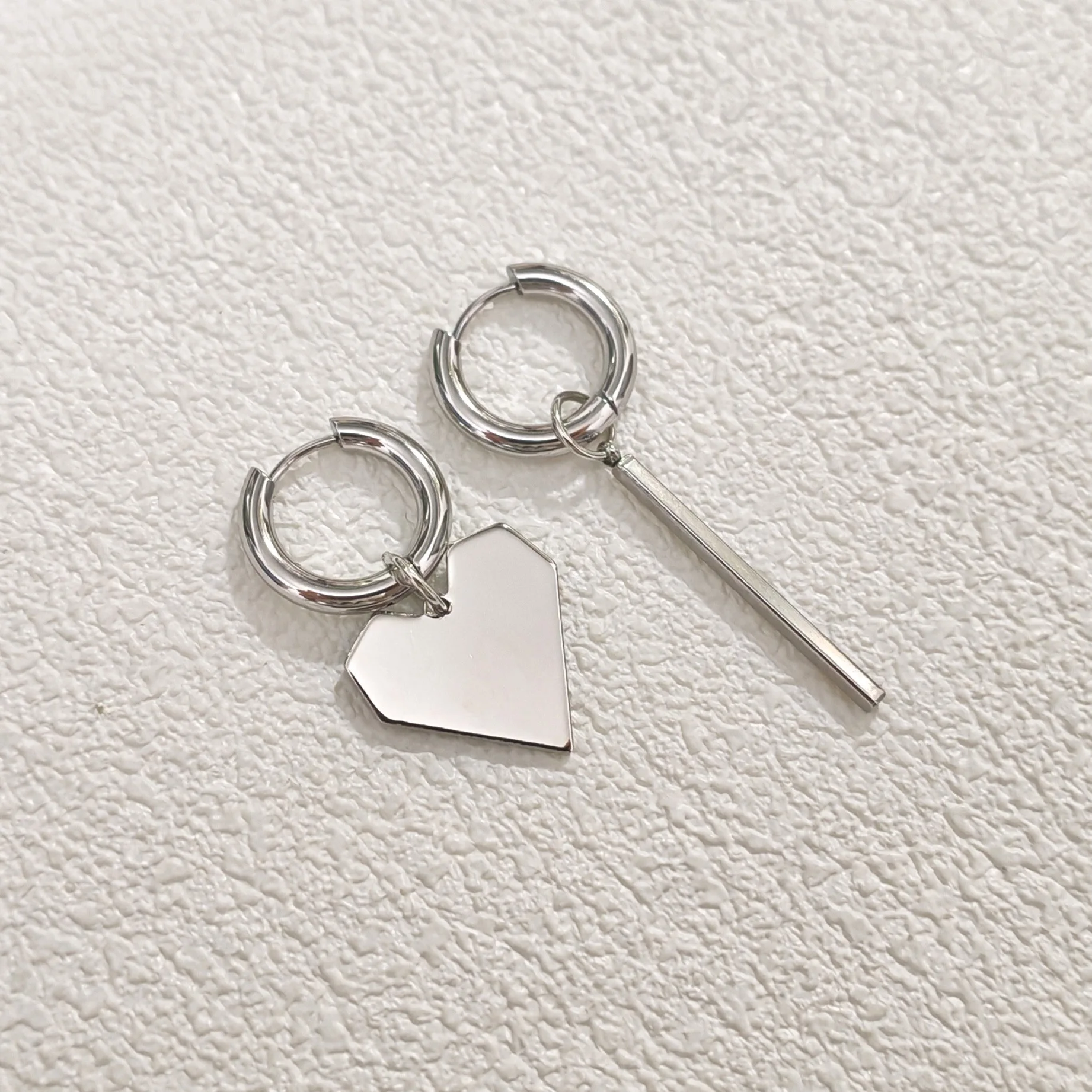 New Punk Design Long Asymmetry Glossy Heart Pendant Hoop Earrings for Women Men Stainles Steel Ear Buckle Fashion Jewelry Gifts