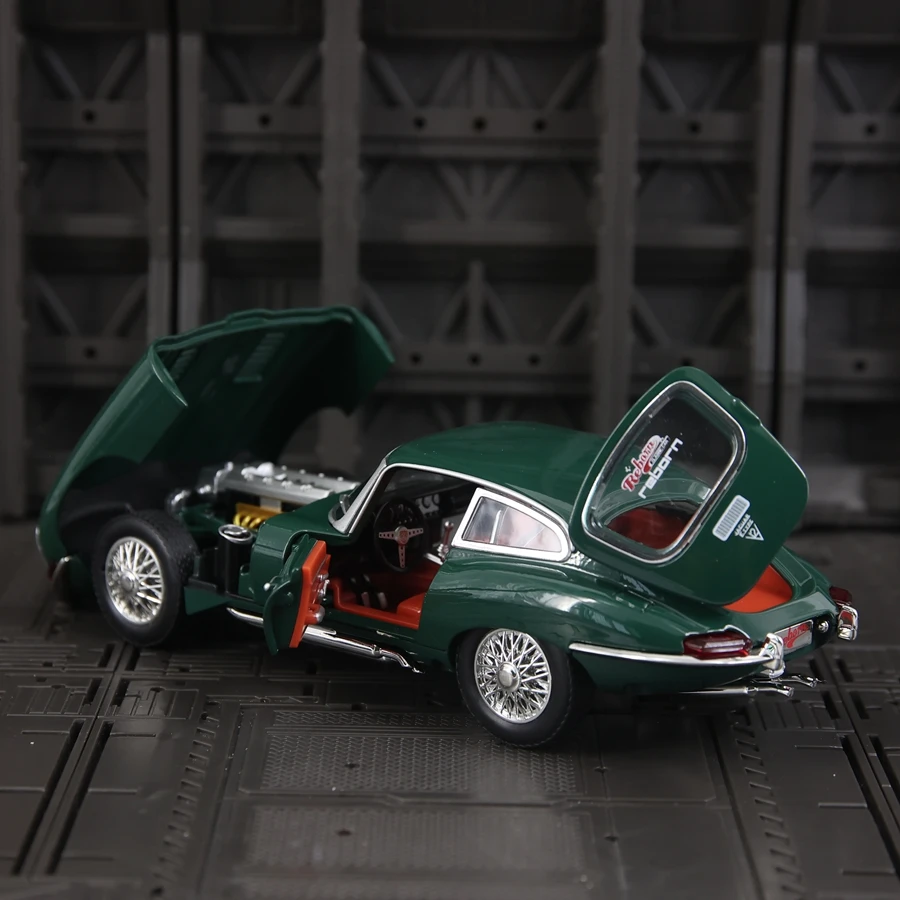 1: 24 Simulation Jaguar E-Type alloy car model, doors and engine hood, trunk can be opened has sound and lighting functions