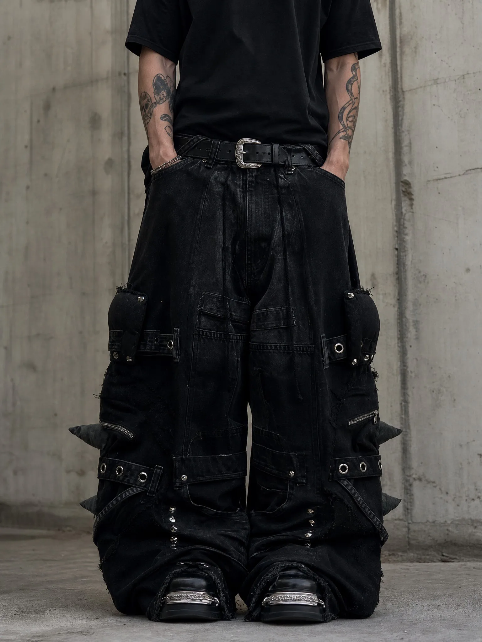 Y2K Black Oversized Cargo Jeans Men Heavy Strap Buckle Stud Zip Pocket Distressed Detail Streetwear Casual Wide Leg Fashion Pant