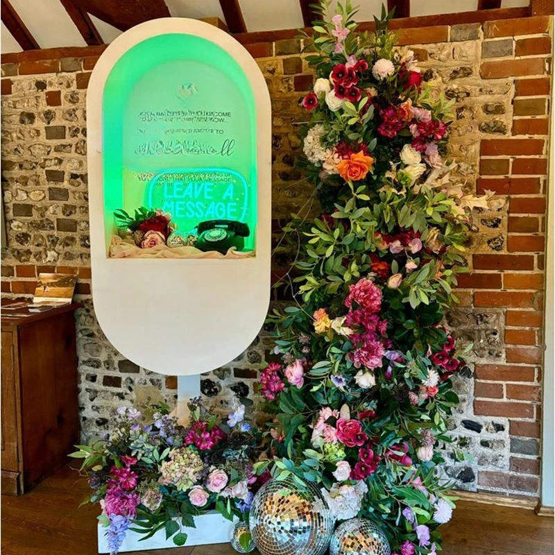 كشك الهاتف لتزيين حفلات الزفاف مع زهور قابلة للإزالة