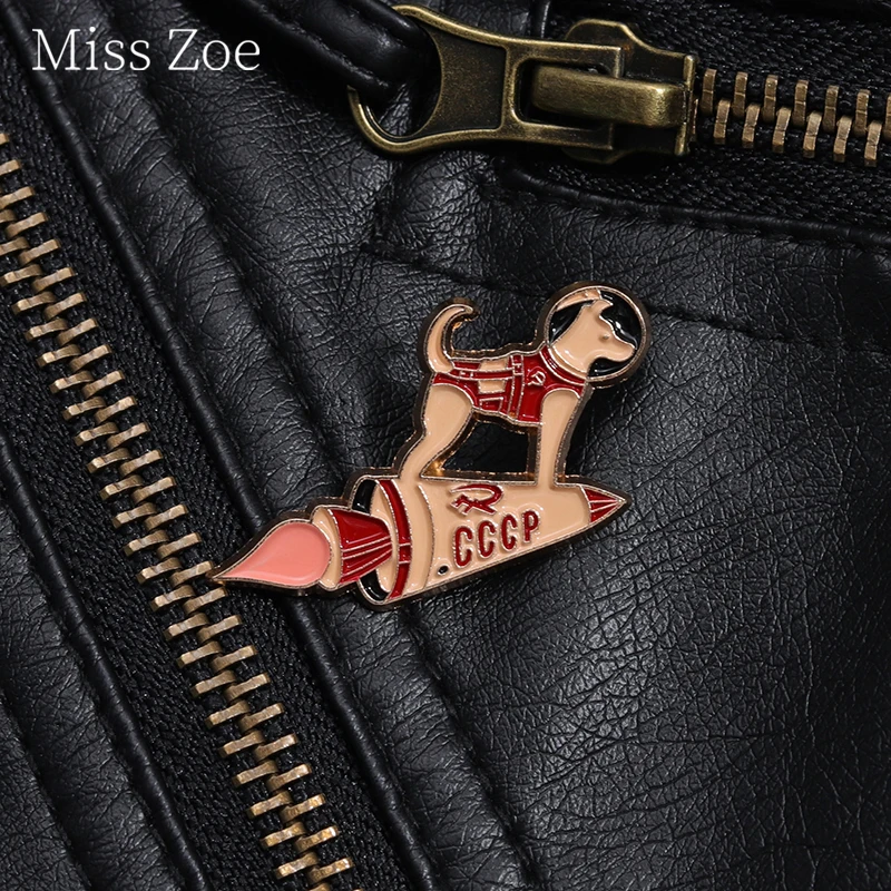 Pin esmaltado de perro cohete volador espacial, broche de perro astronauta de Marte, insignia de mochila de solapa, joyería de animales de dibujos animados, regalo para niños y amigos
