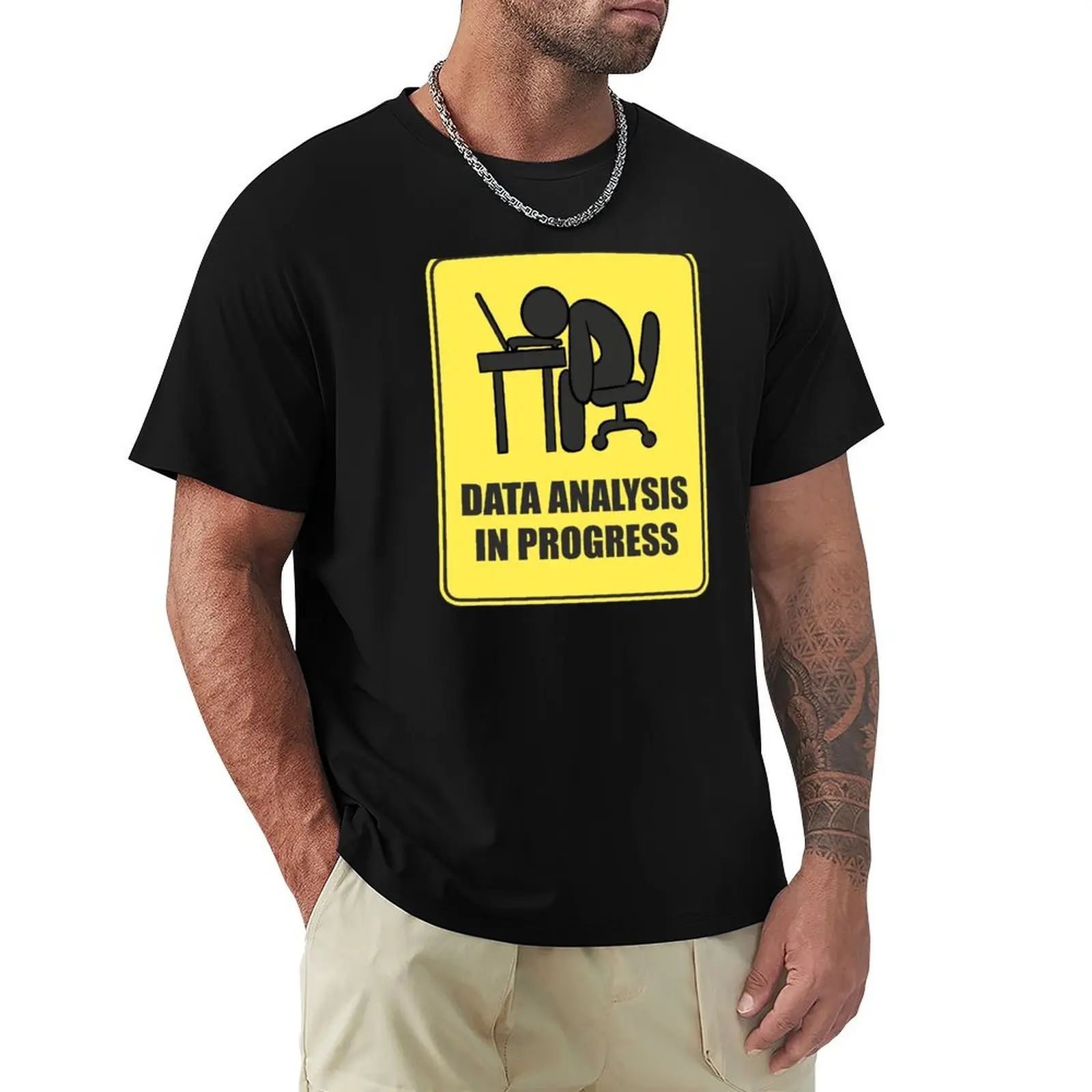 T-shirt à manches courtes léger et sportif avec inscription « Analyse des données en cours »