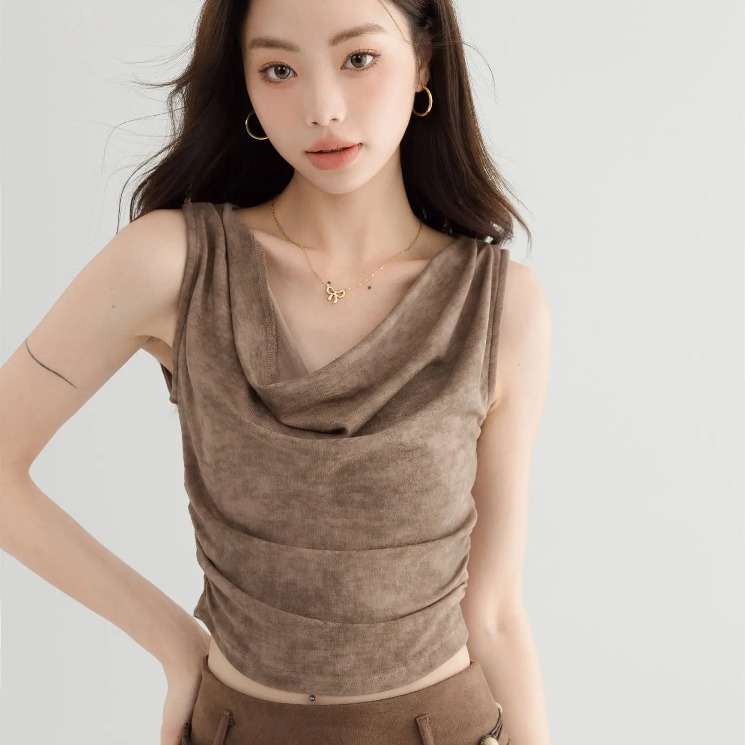 

American retro tie-dyed collar short vest for women's chic pleated slim body