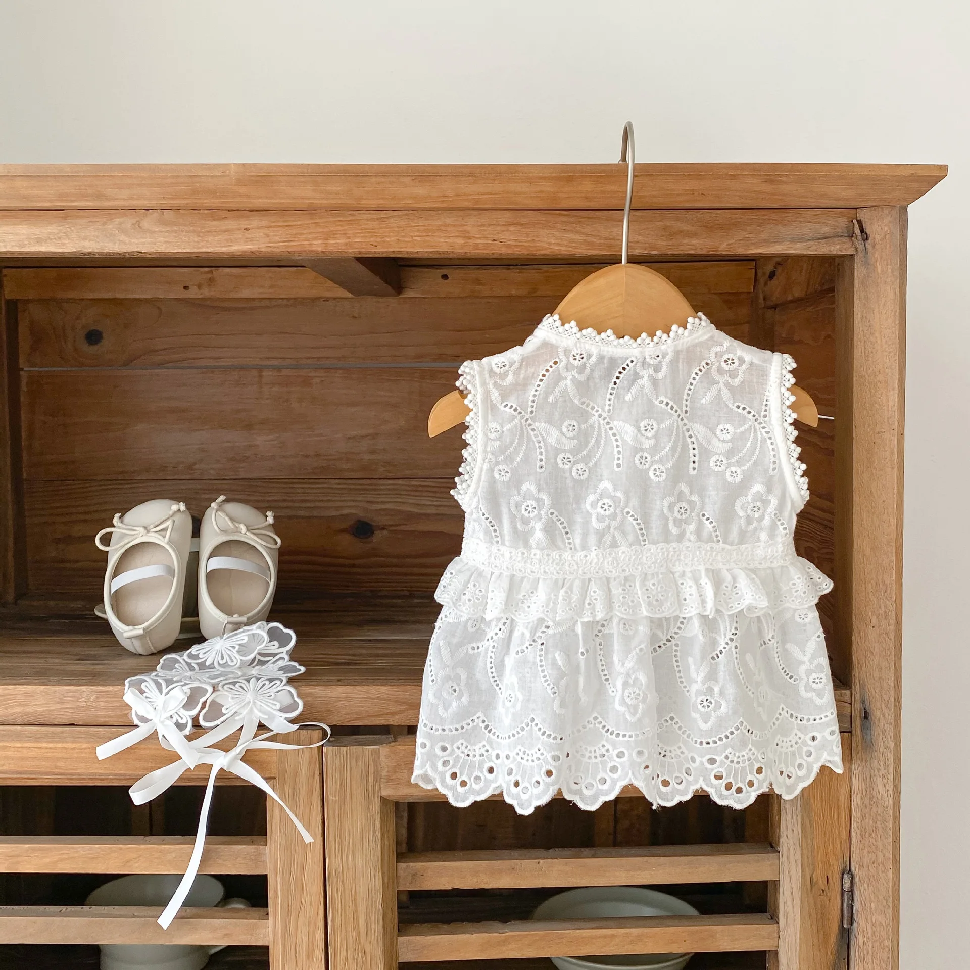 INS2023 Summer New Product Baby and Toddler Girls Sweet Princess Style Embroidered Hollow Lace Hem Sleeveless Cardigan Top