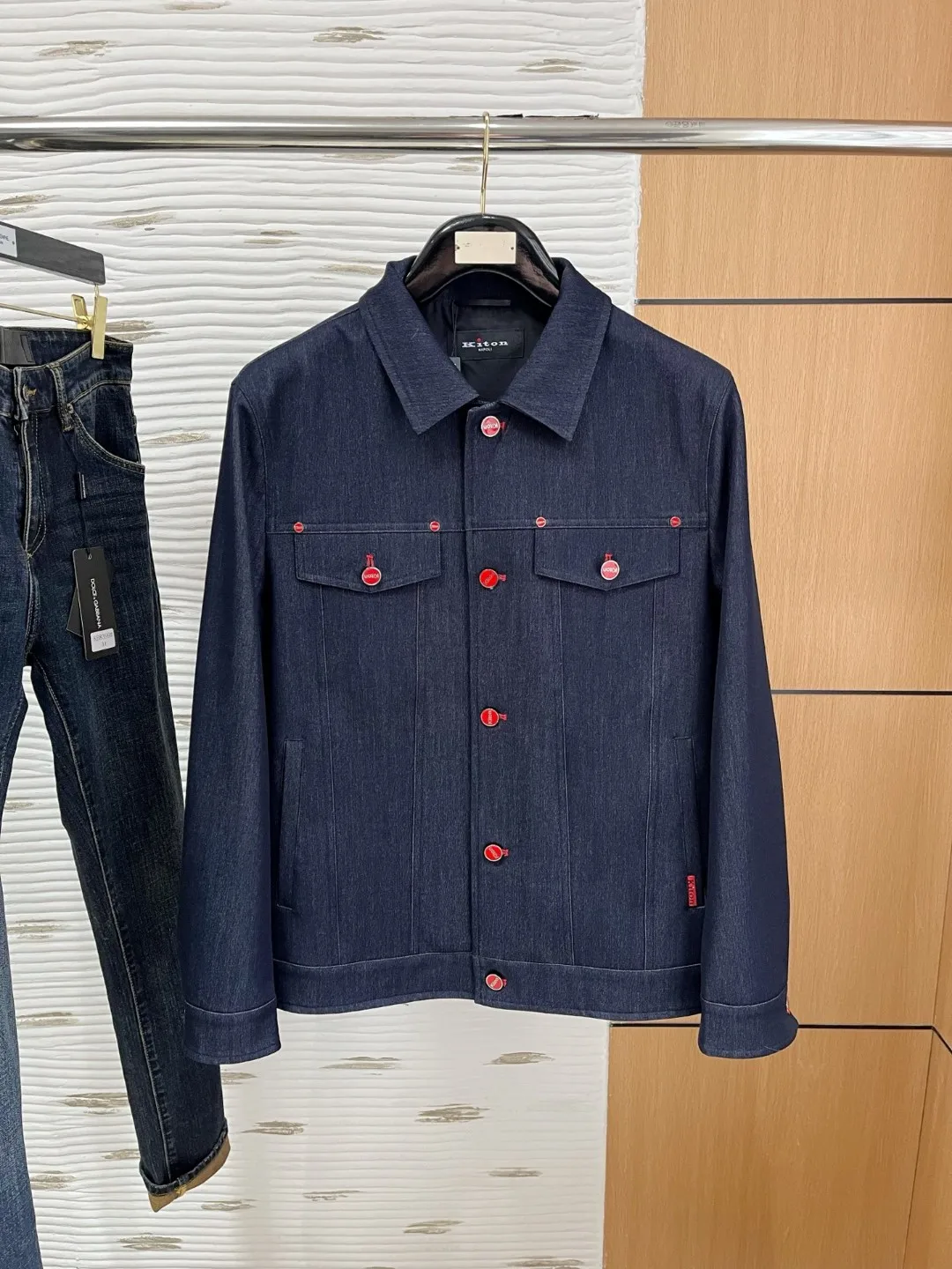 

Мужская приталенная джинсовая куртка Kiton 25ss с несколькими карманами и лацканами