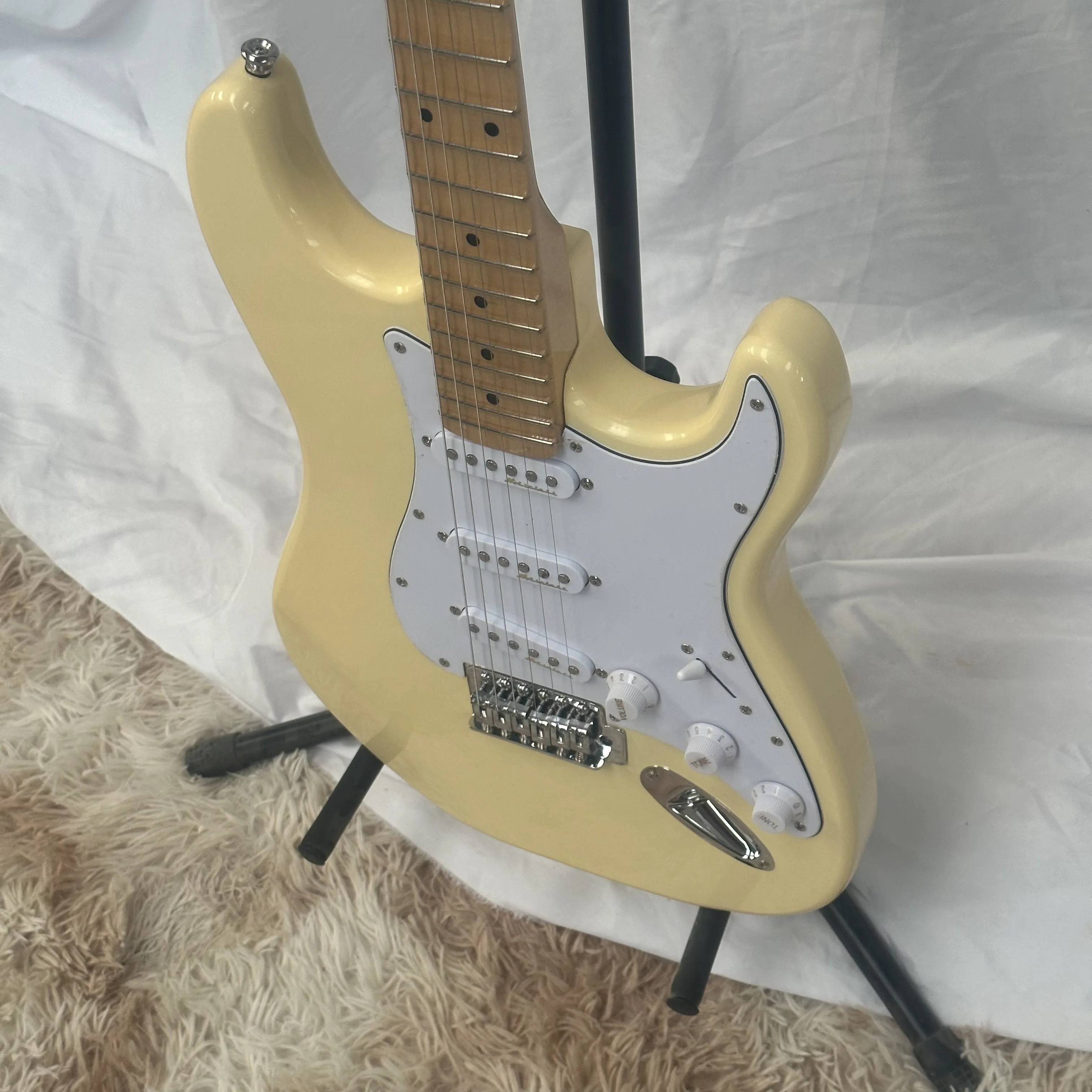 Free shipping High quality Electric Guitar OEM, Maple neck and maple notched fingerboard, neck sandwich, polka dot inlaid guitar