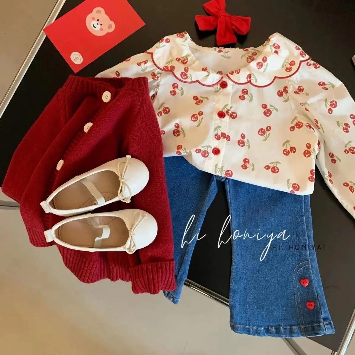 Set maglione da ragazza Primavera e autunno Nuova edizione coreana Giacca lavorata a maglia per bambini Camicia stile occidentale Jeans Set da 3 pezzi