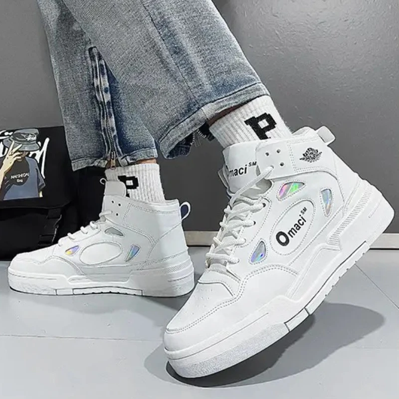 

Mid-top Flat Shoes for Men A Niche Design for All Four Seasons with U-shaped Leather Surface Designed for Casual Outdoor Sports