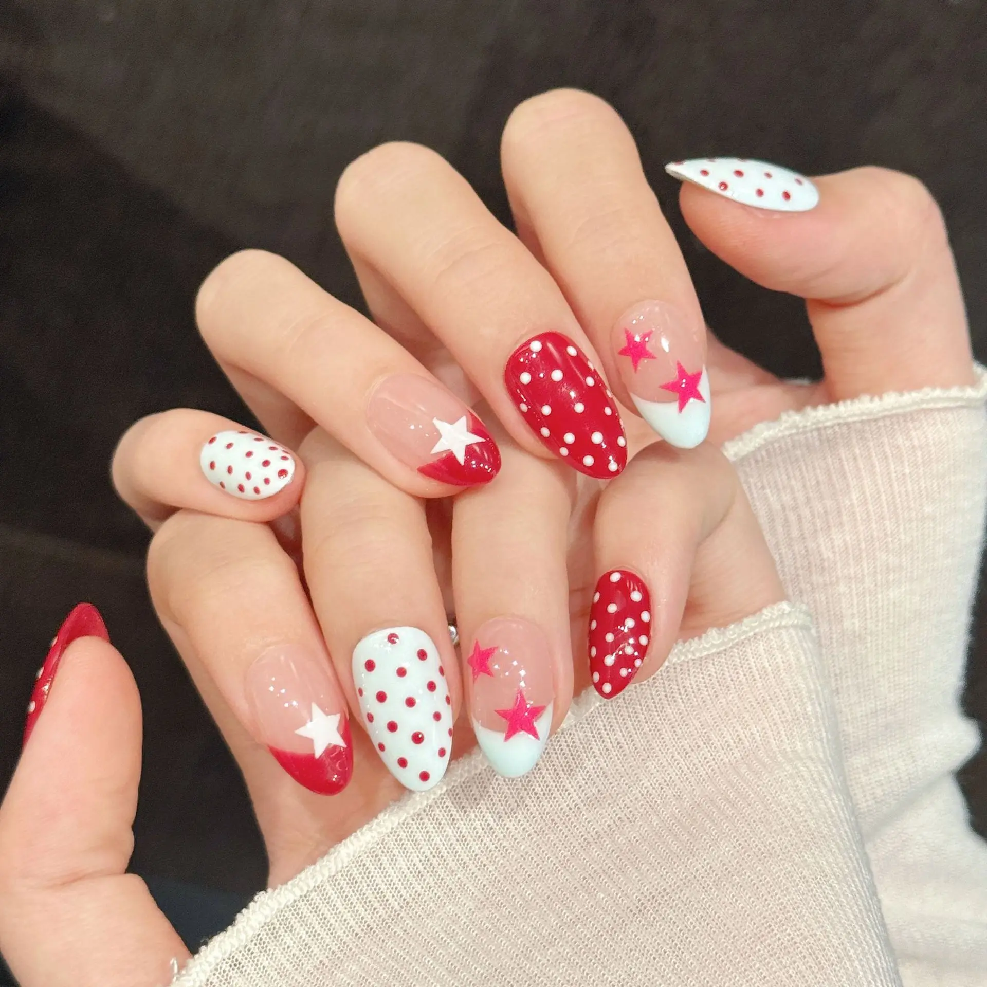 เล็บปลอมแบบกดติดลายดาวห้าแฉกสไตล์ Y2K จำนวน 10 ชิ้น ทำมือ ลายจุดสีแดงขาว ดีไซน์คลื่น เล็บปลอมทรงอัลมอนด์สั้น สไตล์ฝรั่งเศส
