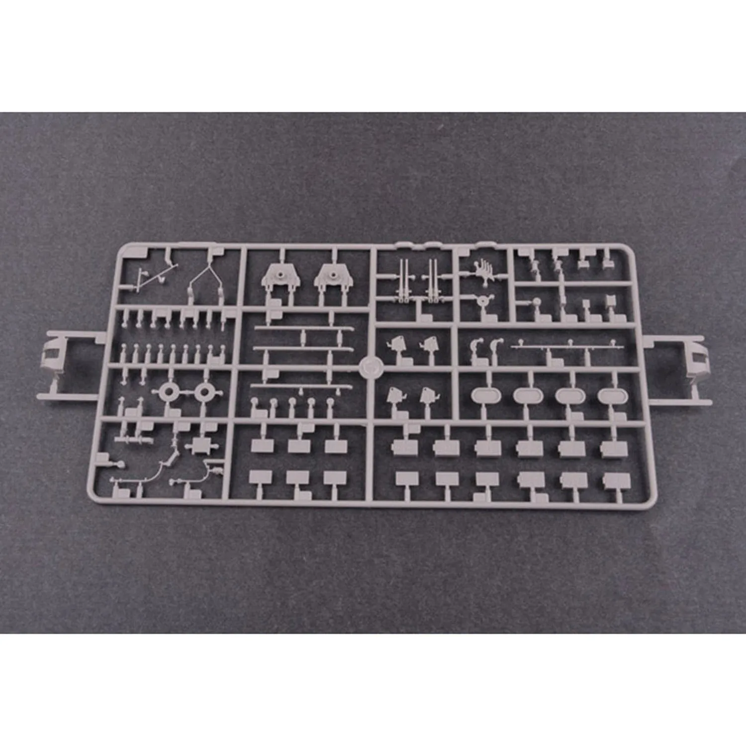 

Trumpeter 03710 1/200 HMS Капюшон RC Военный корабль Боевой крейсер Модель Комплект Пластиковая лодка Реалистичный дизайн Подарки для взрослых Парня