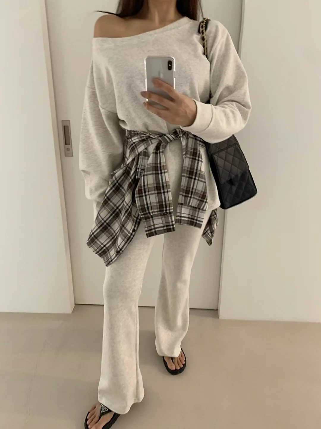 

Шикарная осенняя толстовка с открытыми плечами, женские брюки-клеш, клетчатая юбка, комплект из футболки, универсальный комплект средней длины