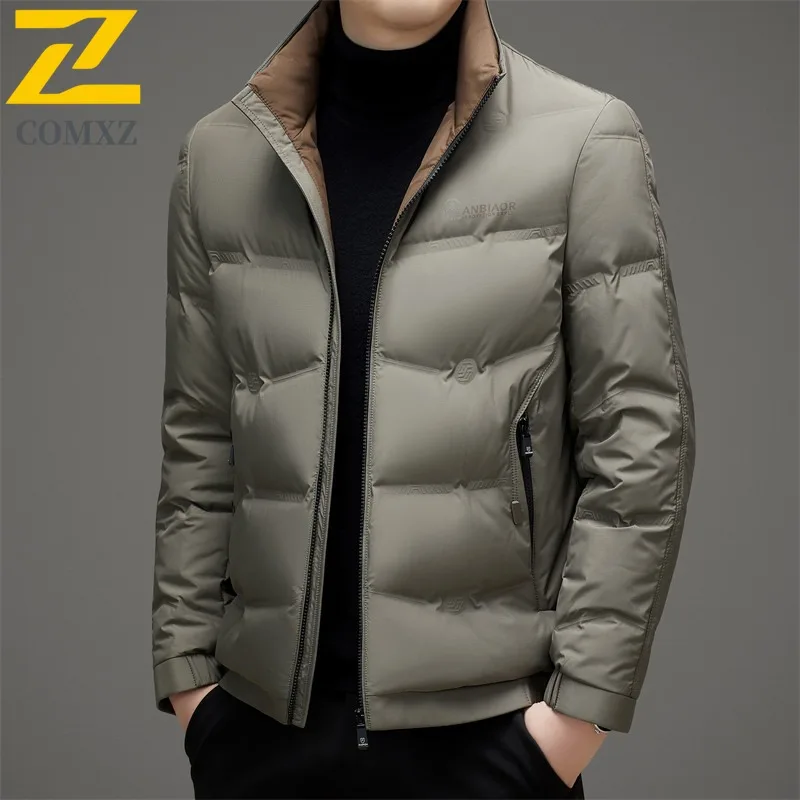 COMXZ 2025 アーバン通勤ダウンジャケット メンズ スタンドカラー 軽量デザインジャケット オフィス ストリートウェア 冬 旅行コートウェア